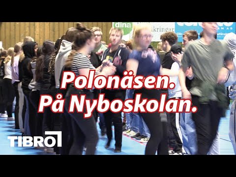 Årskurs 9 på Nyboskolan övar inför framträdanden av Polonäsen, 2022