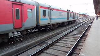 preview picture of video '12952 NDLS - BCT Rajdhani Express aka WR king skips Mathura Junction'
