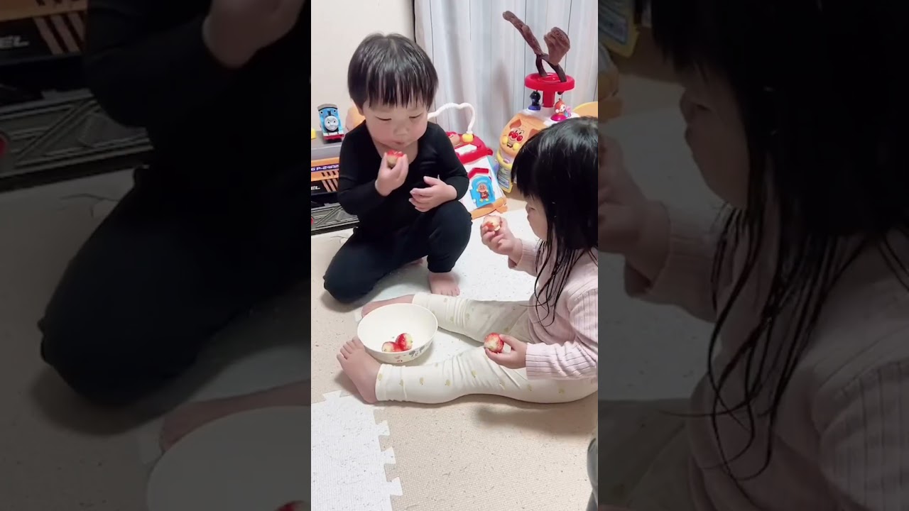 仲良くイチゴを頬張る叔父さんと姪っ子。