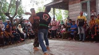 Download lagu Bang Zakir Anggota TNI Membawakan Bunga Kuntau mp3 Download lagu Bang Zakir Anggota TNI Membawakan Bunga Kuntau mp3