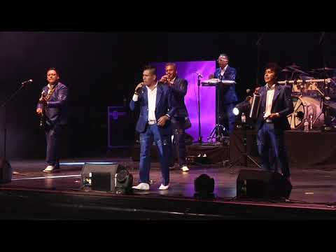 Internacional Carro Show - Amor De Unas Horas (En Vivo En El Teatro Metropólitan)