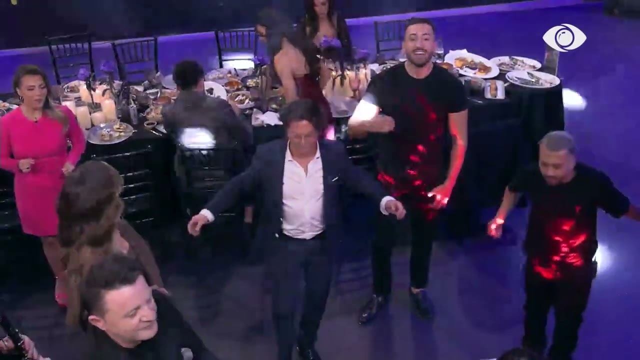 Banorët kërcejnë nën ritmet e muzikës popullore, Rozana i bie baterisë