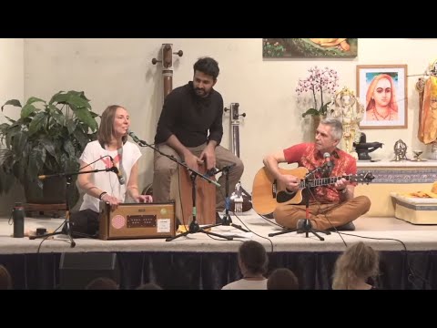 Yoga Vidya Samstagabend Satsang am 02.11.2019 mit Katyayani