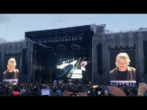 Don Airey drinks wine during keyboard solo (Monsters of Rock - Bogotá Colombia 15/04/23)