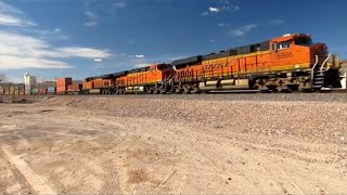 preview picture of video 'Eastbound BNSF stacks and racks in Kingman Arizona'