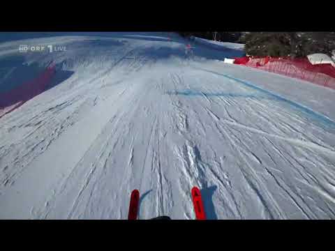 Kamerafahrer Puchner springt über die Kamelbuckeln in Gröden 2020