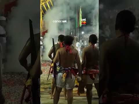 Devotos caminham descalços sobre brasas durante festival religioso na Tailândia