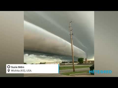 Spectacular shelf cloud in Kansas, United States