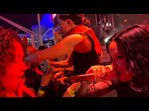 Kehlani performing “sucia” to a fan at the Crash World Tour tonight in Bridgeport,CT.