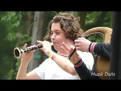 Marche de Malo Saout et Iban Jouanno (champions de Bretagne 2021 des sonneurs de moins de 20 ans)