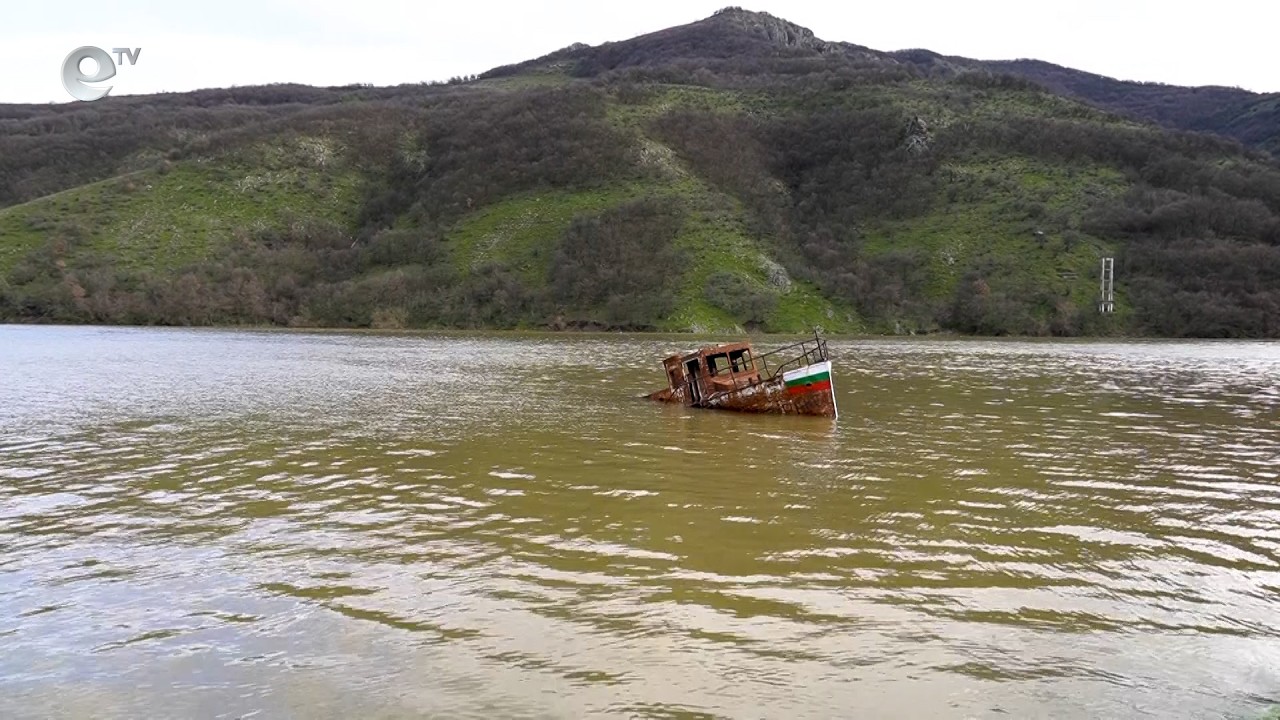 Необикновената история на кораба „Галата“, изоставен  във водите на яз.“Студен кладенец“