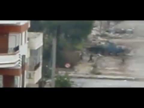 فرار عناصر النظام تحت نيران كتائب الجيش الحر في حي بابا عمرو في مدينة حمص