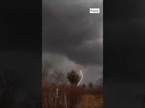 Registro de um lindo vídeo que captou raios e trovões em Anagé - Bahia.