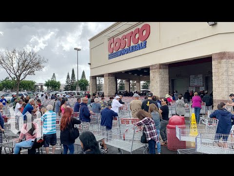 在冠狀病毒的恐慌中，顧客們紛紛打包購買生活必需品和食品。 (Amid coronavirus panic, customers pack stores for household essentials and food)