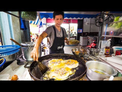 Street Food in Bangkok - Awesome PAD THAI and Instant Noodles on Petchaburi Soi 5!