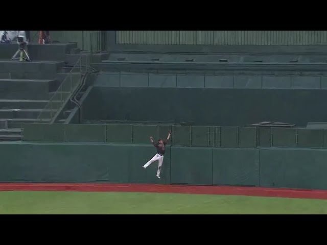 【2回表】守備でチームを救う!! イーグルス・田中のフェンス際のジャンピングキャッチ!! 2018/7/24 E-F