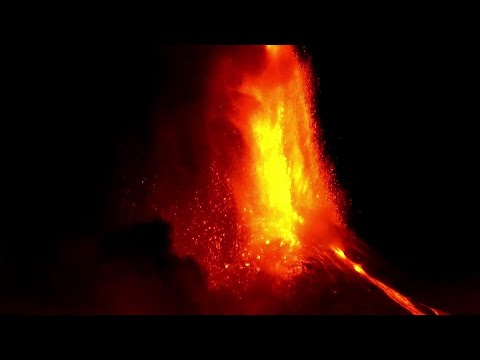 赤い爆発で空を照らすエトナ山 (Mount Etna lights up sky with red explosions)