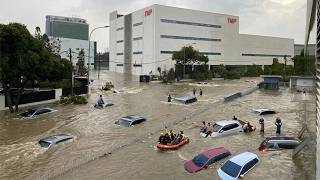 Download lagu Malaysia is sinking today! Worst flooding in Petaling Jaya, cars floating in water mp3