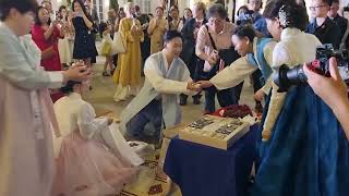 Lễ Cô dâu chú rể dâng trà cho hai bên bố mẹ theo phong tục của Hàn quốc