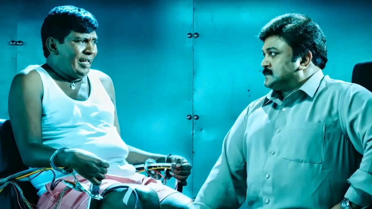 पुलिस वाला Vadivelu से पूछ रहा है कि तू मुर्गा बन के घूमता ह?
