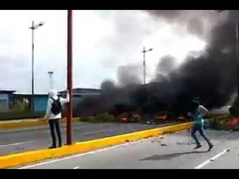 Av adonay parra frente al colegio Andrés Eloy Blanco Barinas #22Mayo