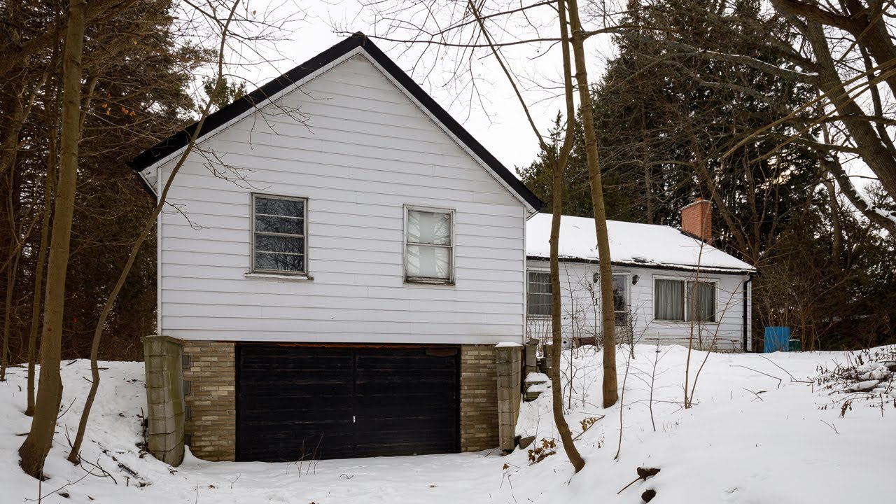 Abandoned Retro Bungalow with Some Amazing Wallpaper!!