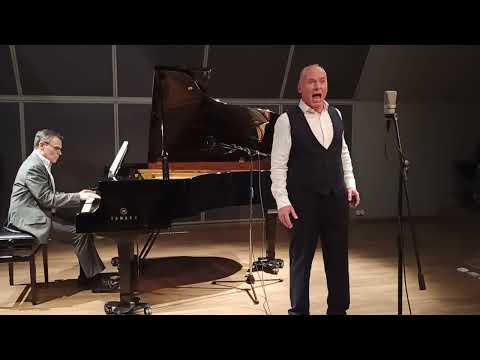 Ο τενόρος [[#Δημήτρης Σιγαλός#]] ερμηνεύει την γεμάτη εκφραστικές εξάρσεις άρια "Vesti la giubba" από την όπερα Οι Παλιάτσοι του [[#Ruggero Leoncavallo [Ρουτζέρο Λεονκαβάλλο]#]] με τον [[#Δημήτρη Γιάκα#]] στο πιάνο, έναν από τους πλέον δραστήριους μουσικούς προγυμναστές και πιανίστες συνοδείας του ελλαδικού χώρου.