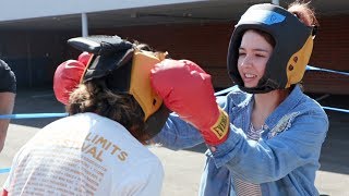 Autumn vs. Vicky: YouTube boxing match.