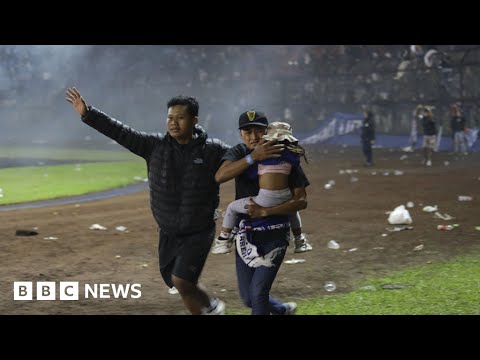 印尼足球場被撞死數十人 - BBC新聞 (Scores killed in Indonesia football stadium crush - BBC News)