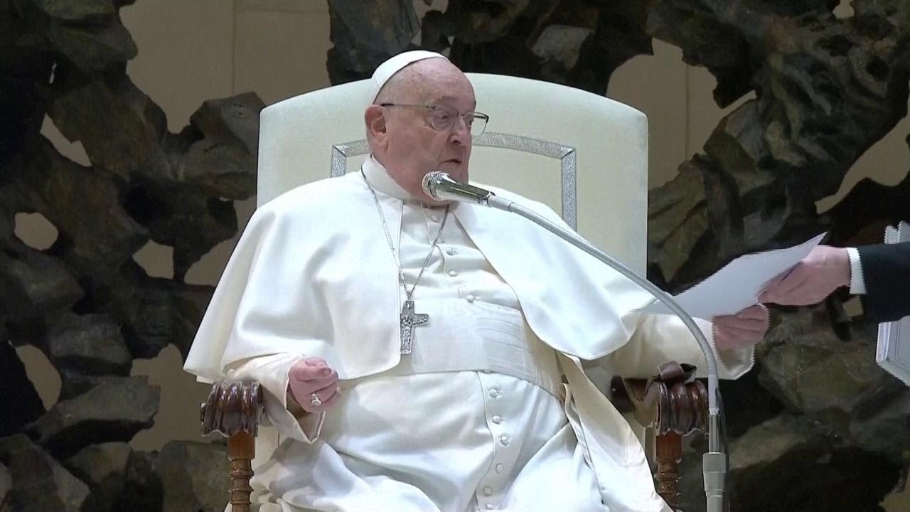 Vaticano, Papa Francesco all'udienza non legge: "Ho ancora la bronchite, non posso"