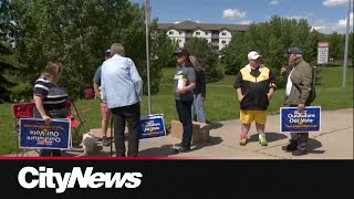 Pro-Alberta independence signs handed out in Edmonton as separation campaign begins