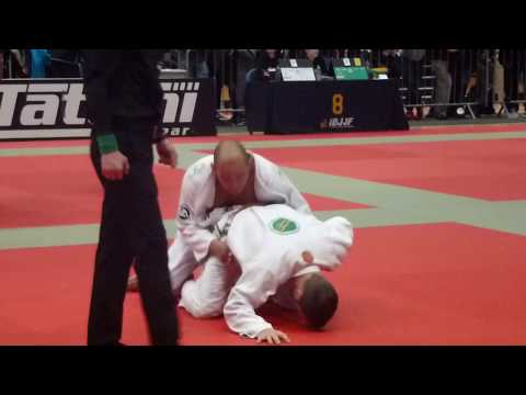 Susej Pontes vs Paul Rice - IBJJF London Winter Open 2015 - Brown Master 2 - Middle