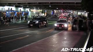 警察車両の駐車スペースを確保する為に、路上駐車車両に移動を促すパトカー