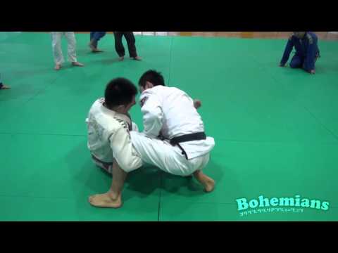 ラッソーガードからの起き上がりスイープ｜ブラジリアン柔術テクニック｜北九州市小倉北区のブラジリアン柔術道場ボヘミアンズ