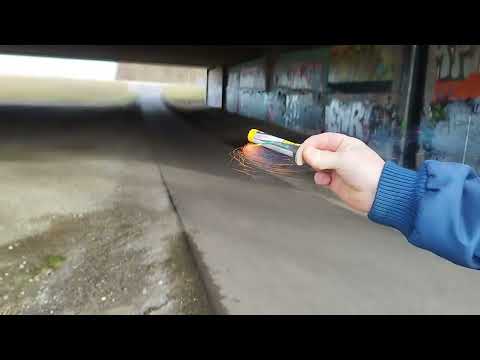 Lidl Flash Bang: Flash Bang aus Hand in Unterführung