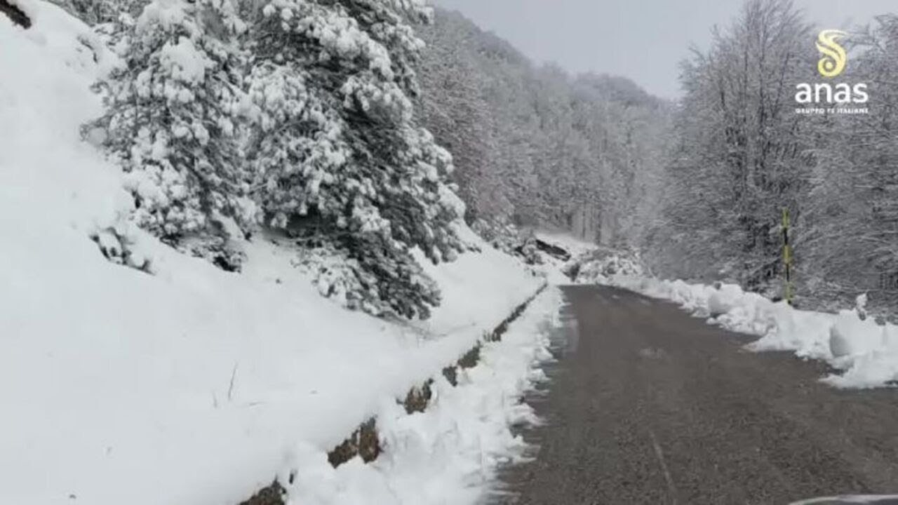 Mezzi di Anas a lavoro sulle strade calabresi per rimuovere neve e ghiaccio