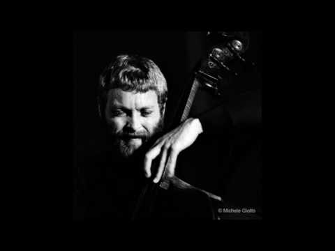 Dave Holland bass solo (Rome 1981)