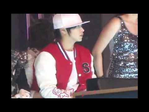 [Fancam] 091230 Sungmin Sitting on Onew's Lap