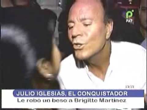 Julio Iglesias steals a kiss from a Bolivian journalist