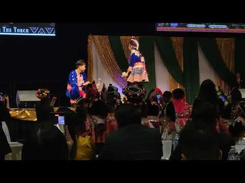 Huab thiab Win hu nkauj lom zem nyob teb chaw mekas. Houa and Win sing at Hmong New Year. 11/30/22