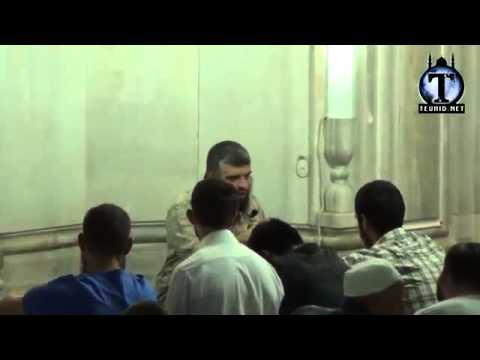 Allahu qeshet me një djalosh që i lotojnë sytë....