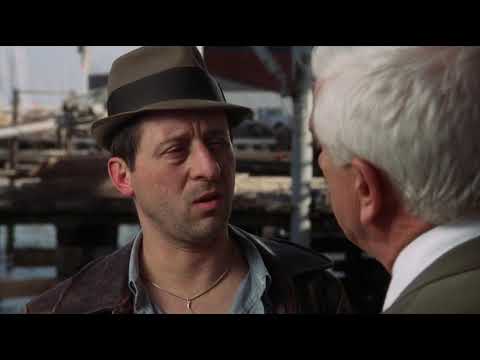 Agárralo como puedas - Frank Drebin (Leslie Nielsen) negociando con informador en el puerto
