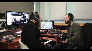 הרב מאור קריו ושי גז   סיפורים ומשלים – יט אדר תשפ"ב (הרב מאור קריו) - התמונה מוצגת ישירות מתוך אתר האינטרנט יוטיוב. זכויות היוצרים בתמונה שייכות ליוצרה. קישור קרדיט למקור התוכן נמצא בתוך דף הסרטון