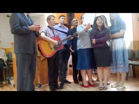 Grupul de tineri din Arad in Biserica Baptista din Tamasda.