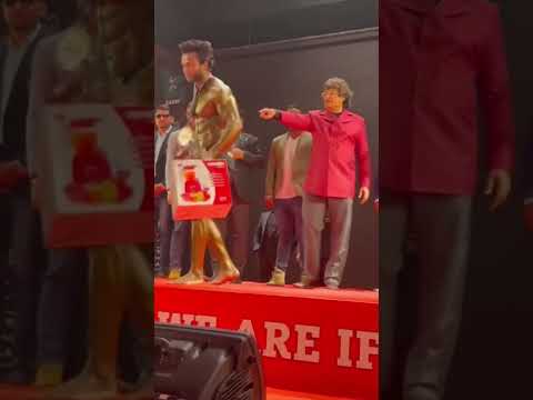 Angry bodybuilder throws his trophy after being insulted.....