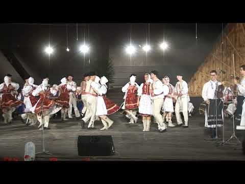 20081107 43 DETVA V OBJATI CASU PARTIZAN TANEC Z GEMERA