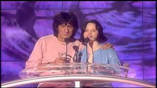 Notting Hill win Best Soundtrack presented by Ronnie Wood and Thora Birch | BRIT Awards 2000