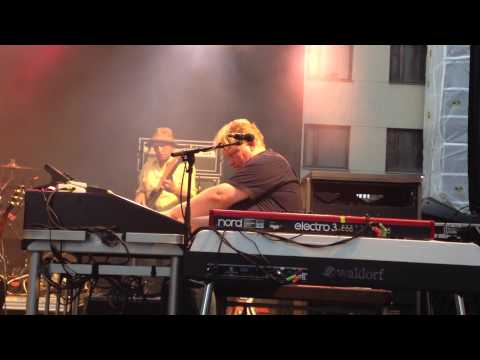 J. Karjalainen: Avaruuden ikkuna (live). Rotuaari Piknik 2014 -festivaali, Oulu