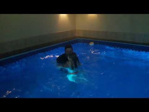 PAPAI E MARIA CLARA  BRINCANDO NA PISCINA😍