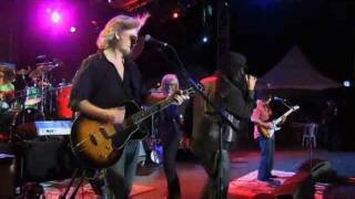 Love Train (LIVE) - Hall &amp; Oates with Maxi Priest, Billy Ocean and T-Bone Wolk